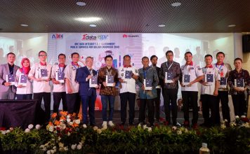 Perhelatan Summit Satu Data Indonesia 2023 Day 1: Tata Kelola Data Keamanan Siber Jadi Prioritas Potret Bersama saat peluncuran Buku Cloud Security